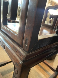 Chaise en bois dur sculpt&eacute; et ajour&eacute;, Chine, 20&egrave;me si&egrave;cle