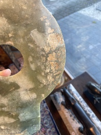 Un disque bi et une hache rituelle en jade, Chine, probablement Liangzhu et p&eacute;riode des Royaumes combattants