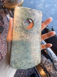 Un disque bi et une hache rituelle en jade, Chine, probablement Liangzhu et p&eacute;riode des Royaumes combattants