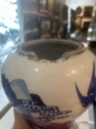 Vase en porcelaine de Chine bleu et blanc &agrave; d&eacute;cor de cerfs et de grues dans un paysage, Kangxi
