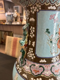 Vase en porcelaine de Chine famille rose sur fond brun capucin &agrave; d&eacute;cor de panneaux roses et turquoise &agrave; d&eacute;cor floral, 19&egrave;me si&egrave;cle
