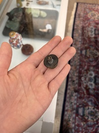 Trois tabati&egrave;res en porcelaine de Chine famille rose &agrave; d&eacute;cor en relief de figures, de dragon et de ph&eacute;nix, 19&egrave;me si&egrave;cle