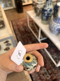 Trois tabati&egrave;res en porcelaine de Chine famille rose &agrave; d&eacute;cor en relief de figures, de dragon et de ph&eacute;nix, 19&egrave;me si&egrave;cle