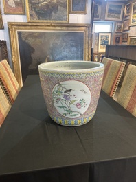 Een Chinese famille rose jardini&egrave;re met vogels tussen bloesemtakken en floraal decor, 19de eeuw