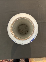 Vase en porcelaine de Chine bleu et blanc &agrave; d&eacute;cor de cerfs et de grues dans un paysage, Kangxi