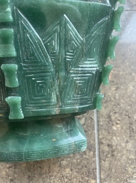 Vase couvert de style archa&iuml;que en pierre dure, Chine, 20&egrave;me si&egrave;cle