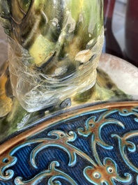 Jardini&egrave;re sur pi&eacute;tement tripode &agrave; d&eacute;cor de mascarons et de griffons en majolique dans le style de Minton, 19&egrave;me/20&egrave;me si&egrave;cle