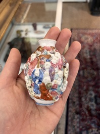 Trois tabati&egrave;res en porcelaine de Chine famille rose &agrave; d&eacute;cor en relief de figures, de dragon et de ph&eacute;nix, 19&egrave;me si&egrave;cle