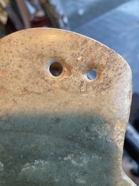 Un disque bi et une hache rituelle en jade, Chine, probablement Liangzhu et p&eacute;riode des Royaumes combattants