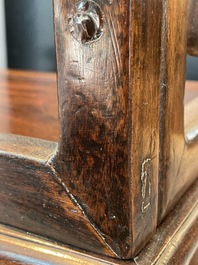 Chaise en bois dur sculpt&eacute; et ajour&eacute;, Chine, 20&egrave;me si&egrave;cle