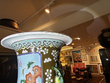 Vase en porcelaine de Chine famille rose sur fond brun capucin &agrave; d&eacute;cor de panneaux roses et turquoise &agrave; d&eacute;cor floral, 19&egrave;me si&egrave;cle