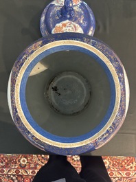 Een paar grote Chinese famille rose vazen met draken en feniksen op blauwe fondkleur, Kangxi merk, 19de eeuw