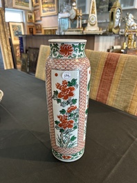 Assiette et vase de forme rouleau en porcelaine de Chine famille verte &agrave; d&eacute;cor floral, Kangxi et post&eacute;rieur