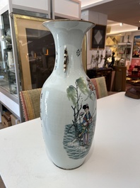 Vase de forme carr&eacute;e en porcelaine de Chine famille rose &agrave; d&eacute;cor de ph&eacute;nix et de fruits 'sanduo', 19&egrave;me si&egrave;cle