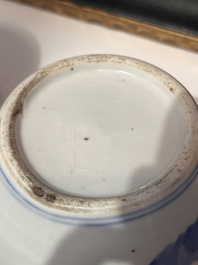 Trois vases en porcelaine de Chine bleu et blanc et un pot qianjiang cai &agrave; d&eacute;cor d'antiquit&eacute;s, 19&egrave;me/20&egrave;me si&egrave;cle