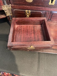 Coffre de toilette en bois aux montures en laiton dor&eacute;, Chine, 19&egrave;me si&egrave;cle