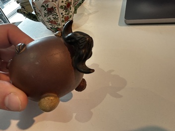 Sept th&eacute;i&egrave;res en porcelaine de Chine bleu, blanc, famille rose, verte et en gr&egrave;s de Yixing, Kangxi et post&eacute;rieur