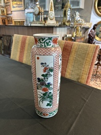 Assiette et vase de forme rouleau en porcelaine de Chine famille verte &agrave; d&eacute;cor floral, Kangxi et post&eacute;rieur