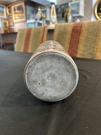 Assiette et vase de forme rouleau en porcelaine de Chine famille verte &agrave; d&eacute;cor floral, Kangxi et post&eacute;rieur