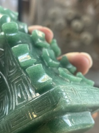 Vase couvert de style archa&iuml;que en pierre dure, Chine, 20&egrave;me si&egrave;cle