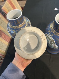 Paire de vases en porcelaine de Chine famille verte sur fond bleu poudr&eacute; &agrave; d&eacute;cor de sc&egrave;nes de palais, 19&egrave;me si&egrave;cle