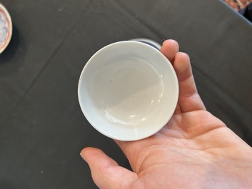 Deux paires de bols couverts sur pied en porcelaine de Chine famille rose &agrave; d&eacute;cor floral et d'oiseaux parmi des branches fleuries, 19&egrave;me si&egrave;cle