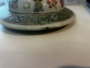 Vase couvert &agrave; d&eacute;cor d'antiquit&eacute;s, un pot couvert et un bol &agrave; d&eacute;cor d'immortels en porcelaine de Chine famille rose, 19&egrave;me si&egrave;cle