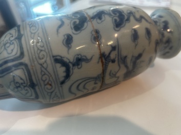 Vase en porcelaine de Chine en bleu et blanc &agrave; d&eacute;cor d'un dragon parmi des nuages, probablement Yuan