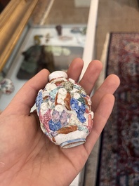 Trois tabati&egrave;res en porcelaine de Chine famille rose &agrave; d&eacute;cor en relief de figures, de dragon et de ph&eacute;nix, 19&egrave;me si&egrave;cle