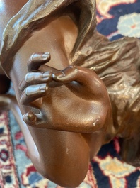 Georges Van der Straeten (1856-1928): Buste de dame, bronze &agrave; patine brune &amp; Reinhold B&ouml;ltzig (1863-1939): 'Fruchtsammlerin', alb&acirc;tre