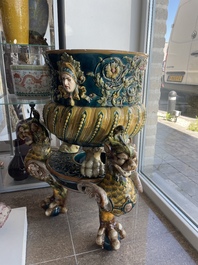 Jardini&egrave;re sur pi&eacute;tement tripode &agrave; d&eacute;cor de mascarons et de griffons en majolique dans le style de Minton, 19&egrave;me/20&egrave;me si&egrave;cle