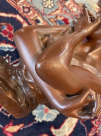 Georges Van der Straeten (1856-1928): Buste de dame, bronze &agrave; patine brune &amp; Reinhold B&ouml;ltzig (1863-1939): 'Fruchtsammlerin', alb&acirc;tre