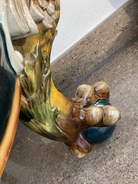 Jardini&egrave;re sur pi&eacute;tement tripode &agrave; d&eacute;cor de mascarons et de griffons en majolique dans le style de Minton, 19&egrave;me/20&egrave;me si&egrave;cle