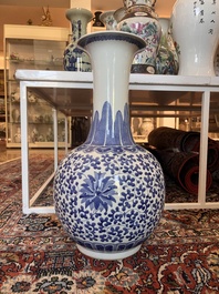 Cinq vases en porcelaine de Chine bleu, blanc et famille rose, 19&egrave;me/20&egrave;me si&egrave;cle