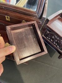 Coffre de toilette en bois aux montures en laiton dor&eacute;, Chine, 19&egrave;me si&egrave;cle