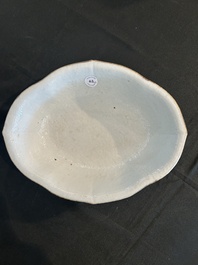 Vase couvert &agrave; d&eacute;cor d'antiquit&eacute;s, un pot couvert et un bol &agrave; d&eacute;cor d'immortels en porcelaine de Chine famille rose, 19&egrave;me si&egrave;cle