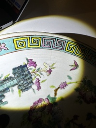 Assiette en porcelaine de Chine famille rose &agrave; d&eacute;cor de coqs et une paire de bols couvertes &agrave; fond jaune, 19&egrave;me/20&egrave;me si&egrave;cle