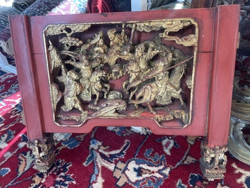Deux panneaux en bois laqu&eacute; et dor&eacute; &agrave; d&eacute;cor figuratif, dont l'un est sign&eacute;, Chine, 19&egrave;me/20&egrave;me si&egrave;cle