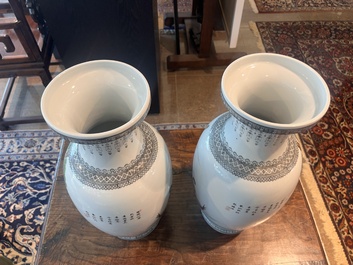 Paire de vases en porcelaine de Chine famille rose &agrave; d&eacute;cor d'immortels, marque de Qianlong, 20&egrave;me si&egrave;cle