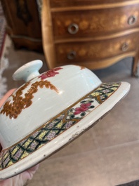 Paire de vases en porcelaine de Chine famille rose &agrave; d&eacute;cor floral, 19&egrave;me si&egrave;cle