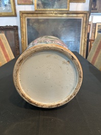 Vase en porcelaine de Chine famille rose sur fond brun capucin &agrave; d&eacute;cor de panneaux roses et turquoise &agrave; d&eacute;cor floral, 19&egrave;me si&egrave;cle