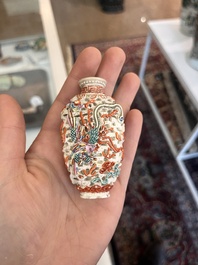 Trois tabati&egrave;res en porcelaine de Chine famille rose &agrave; d&eacute;cor en relief de figures, de dragon et de ph&eacute;nix, 19&egrave;me si&egrave;cle