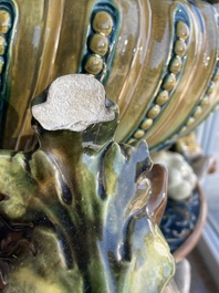Jardini&egrave;re sur pi&eacute;tement tripode &agrave; d&eacute;cor de mascarons et de griffons en majolique dans le style de Minton, 19&egrave;me/20&egrave;me si&egrave;cle
