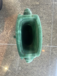 Vase couvert de style archa&iuml;que en pierre dure, Chine, 20&egrave;me si&egrave;cle