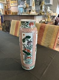 Assiette et vase de forme rouleau en porcelaine de Chine famille verte &agrave; d&eacute;cor floral, Kangxi et post&eacute;rieur