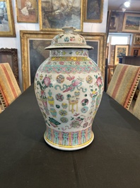 Vase couvert &agrave; d&eacute;cor d'antiquit&eacute;s, un pot couvert et un bol &agrave; d&eacute;cor d'immortels en porcelaine de Chine famille rose, 19&egrave;me si&egrave;cle