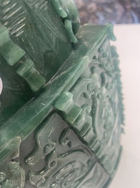Vase couvert de style archa&iuml;que en pierre dure, Chine, 20&egrave;me si&egrave;cle