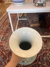 Cinq vases en porcelaine de Chine bleu, blanc et famille rose, 19&egrave;me/20&egrave;me si&egrave;cle