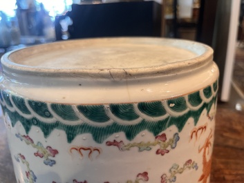 Pot &agrave; rouleaux en porcelaine de Chine famille rose &agrave; d&eacute;cor de dragon et de ph&eacute;nix, 19&egrave;me si&egrave;cle
