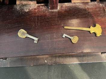 Coffre de toilette en bois aux montures en laiton dor&eacute;, Chine, 19&egrave;me si&egrave;cle